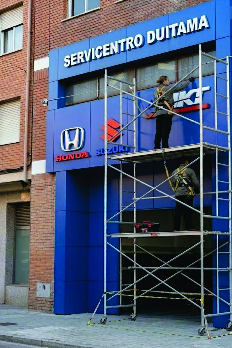 Instalación de fachada en panel compuesto de aluminio Alucobond en Duitama - JuanImprime